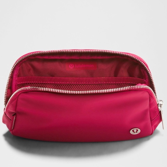 🆕 LULULEMON Everywhere Belt Bag 1L L Monogram Metallic NWT Berry Rumble/Silver - Picture 5 of 16
